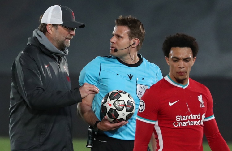 里夫斯成湖人队史第七位单场至少40+10助的球员